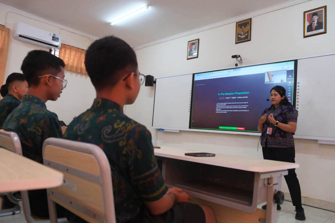 Sejumlah siswa mengikuti pelajaran bahasa inggris dengan metode pembelajaran smart classroom atau ruang kelas pintar di SMP Negeri 15 Denpasar, Bali, Jumat (3/10).