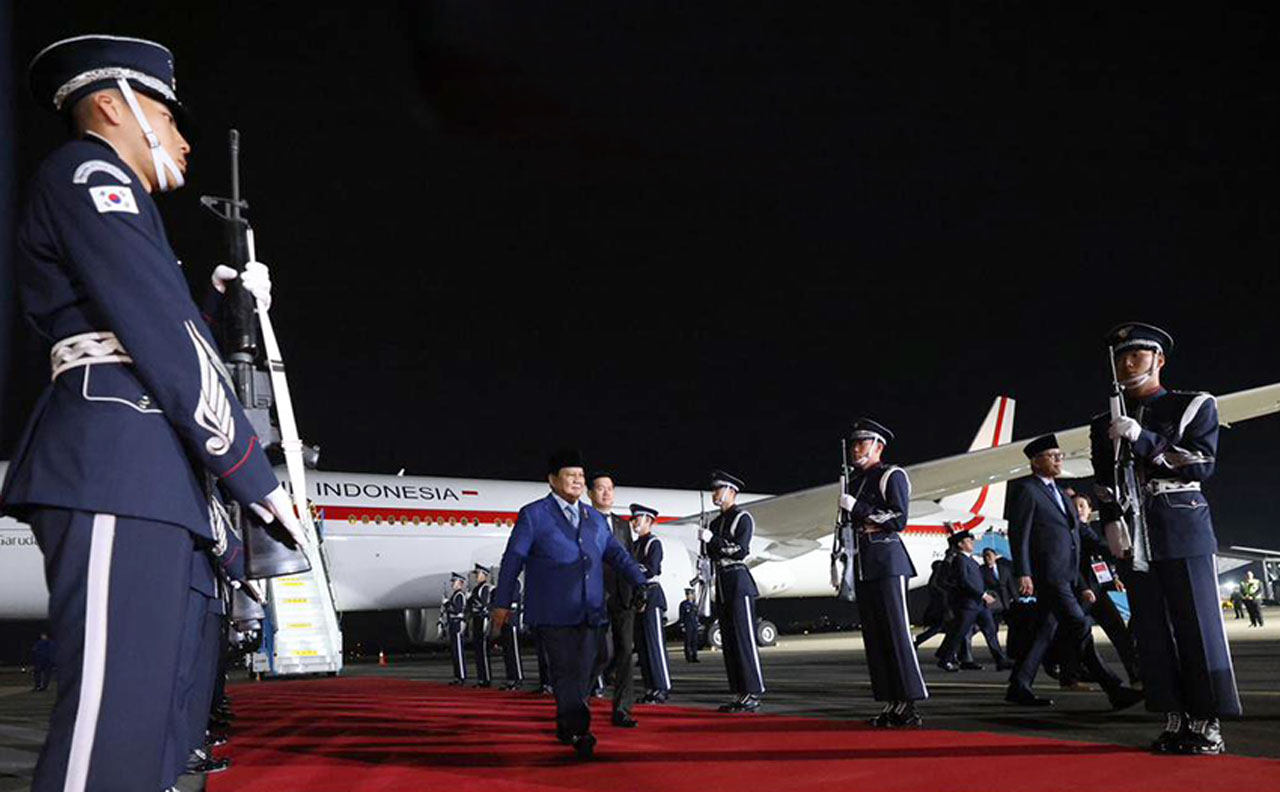 Presiden Prabowo Subianto tiba di Gimhae Airbase, Busan, Republik Korea, Kamis (30/10).