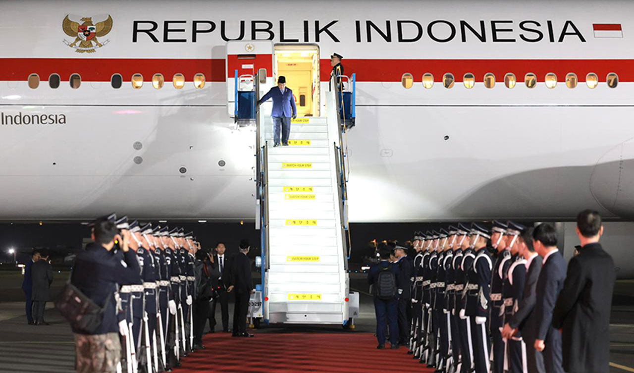 Presiden Prabowo Subianto tiba di Gimhae Airbase, Busan, Republik Korea, Kamis (30/10).
