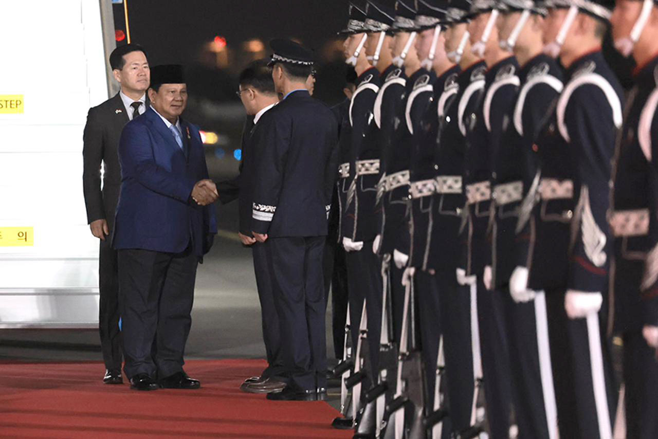 Presiden Prabowo Subianto tiba di Gimhae Airbase, Busan, Republik Korea, Kamis (30/10).