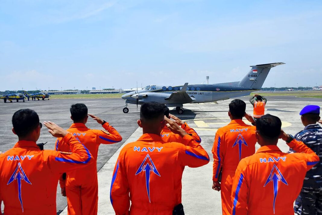Tim Demo Udara Puspenerbal kembali ke home base usai menjalankan misi Demo Udara memeriahkan peringatan HUT ke-80 TNl Tahun 2025 di Teluk Jakarta dan Monumen Nasional Jakarta, saat tiba di Pangkalan Udara TNI Angkatan Laut (Lanudal) Juanda, Sidoarjo, Jawa Timur dan Tanjungpinang, Kepulauan Riau, Senin (6/10).