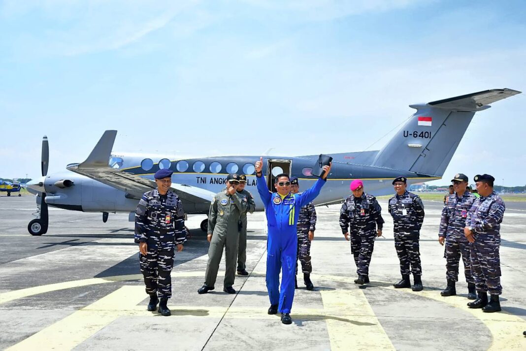 Tim Demo Udara Puspenerbal kembali ke home base usai menjalankan misi Demo Udara memeriahkan peringatan HUT ke-80 TNl Tahun 2025 di Teluk Jakarta dan Monumen Nasional Jakarta, saat tiba di Pangkalan Udara TNI Angkatan Laut (Lanudal) Juanda, Sidoarjo, Jawa Timur dan Tanjungpinang, Kepulauan Riau, Senin (6/10).