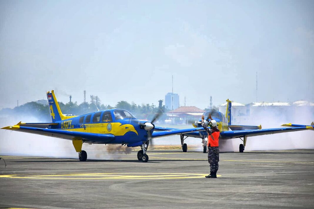 Tim Demo Udara Puspenerbal kembali ke home base usai menjalankan misi Demo Udara memeriahkan peringatan HUT ke-80 TNl Tahun 2025 di Teluk Jakarta dan Monumen Nasional Jakarta, saat tiba di Pangkalan Udara TNI Angkatan Laut (Lanudal) Juanda, Sidoarjo, Jawa Timur dan Tanjungpinang, Kepulauan Riau, Senin (6/10).