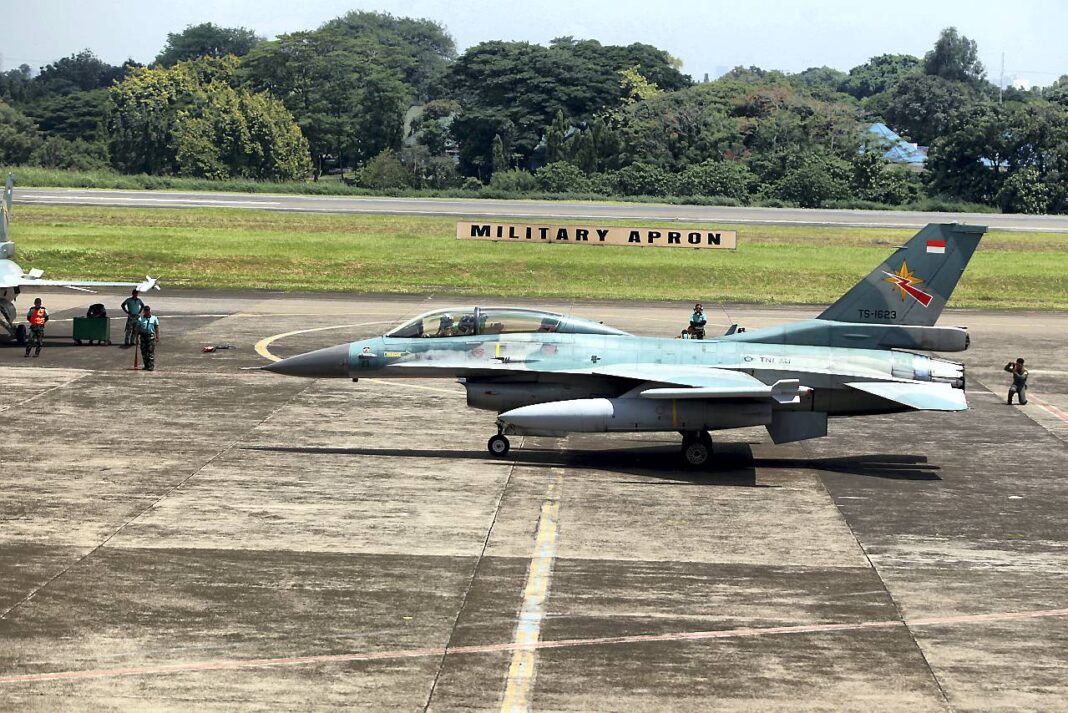 Sejumlah pesawat tempur TNI AU melakukan latihan manuver, di Lanud Halim Perdanakusuma, Jakarta, Rabu (1/10).