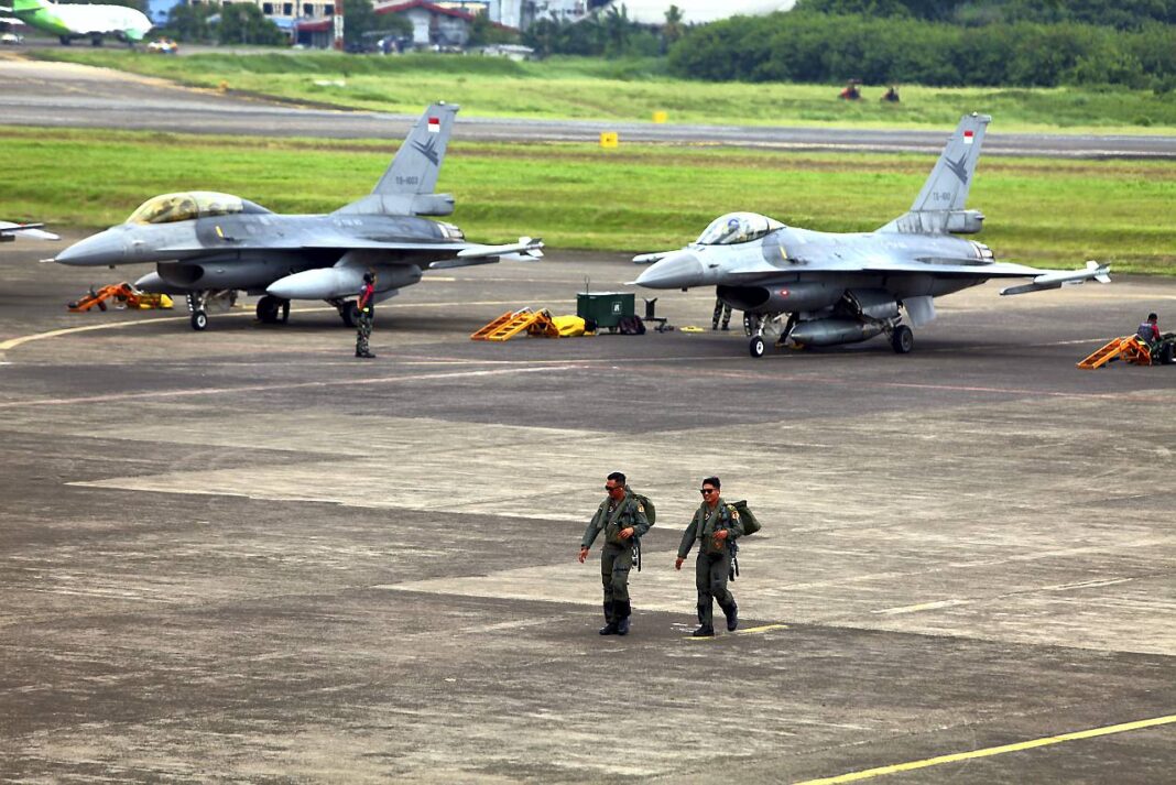 Sejumlah pesawat tempur TNI AU melakukan latihan manuver, di Lanud Halim Perdanakusuma, Jakarta, Rabu (1/10).