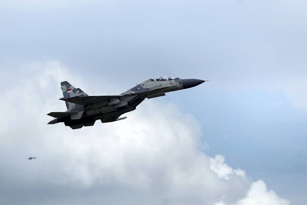 Sejumlah pesawat tempur TNI AU melakukan latihan manuver, di Lanud Halim Perdanakusuma, Jakarta, Rabu (1/10).