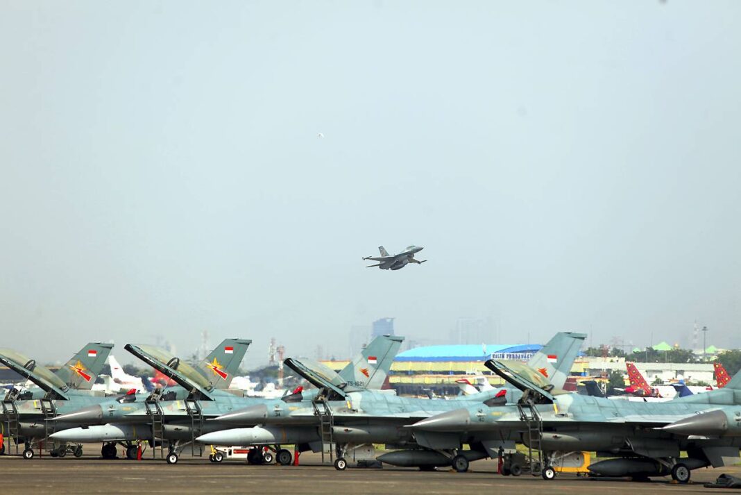 Sejumlah pesawat tempur TNI AU melakukan latihan manuver, di Lanud Halim Perdanakusuma, Jakarta, Rabu (1/10).