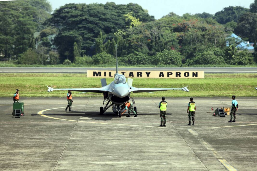 Sejumlah pesawat tempur TNI AU melakukan latihan manuver, di Lanud Halim Perdanakusuma, Jakarta, Rabu (1/10).