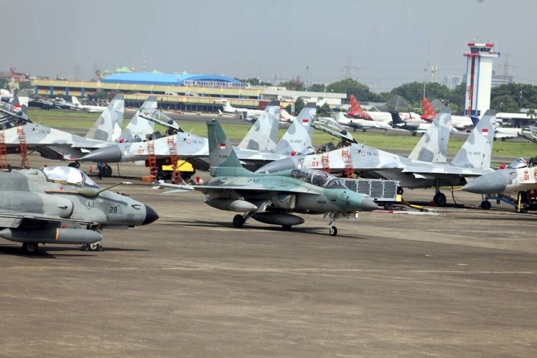 Sejumlah pesawat tempur TNI AU melakukan latihan manuver, di Lanud Halim Perdanakusuma, Jakarta, Rabu (1/10).