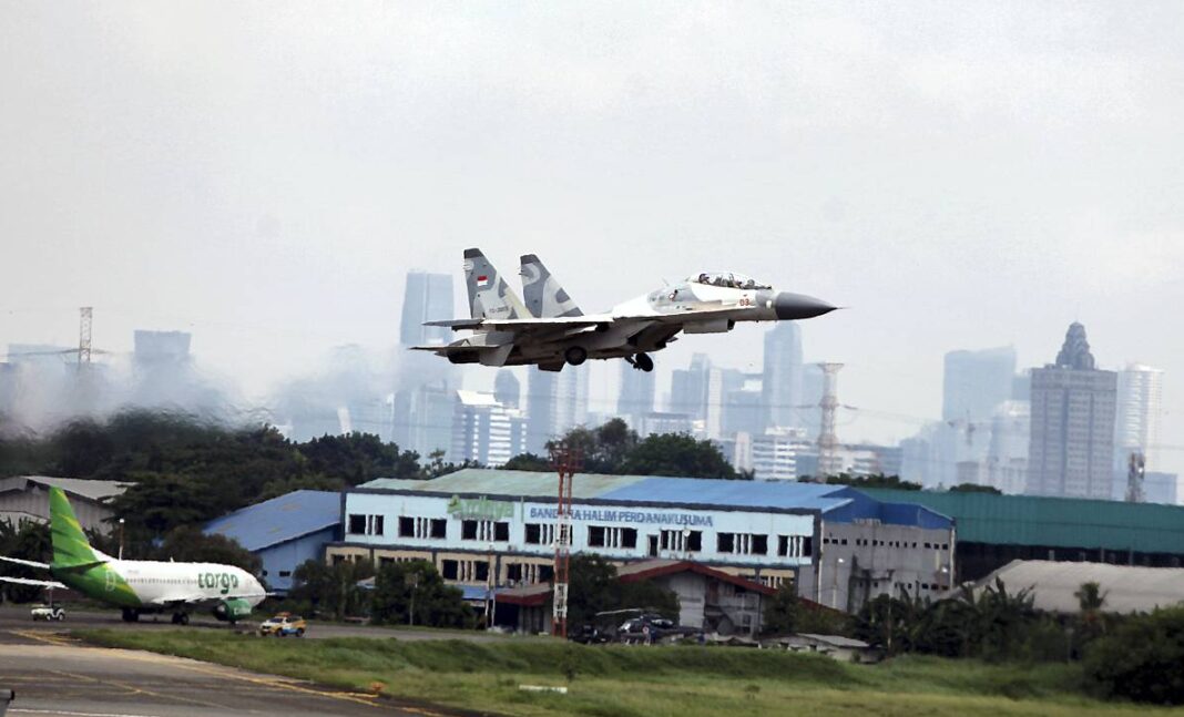 Sejumlah pesawat tempur TNI AU melakukan latihan manuver, di Lanud Halim Perdanakusuma, Jakarta, Rabu (1/10).