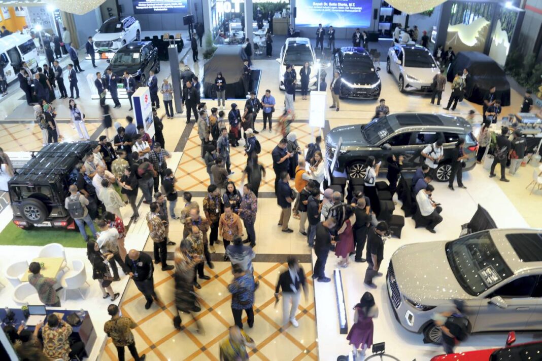 Pembukaan pameran otomotif Gaikindo Indonesia International Auto Show (GIIAS) 2025 di Sudirman Grand Ballroom, Bandung, Rabu (1/10).