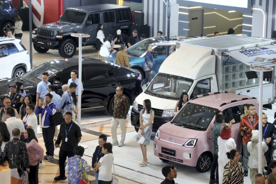 Pembukaan pameran otomotif Gaikindo Indonesia International Auto Show (GIIAS) 2025 di Sudirman Grand Ballroom, Bandung, Rabu (1/10).