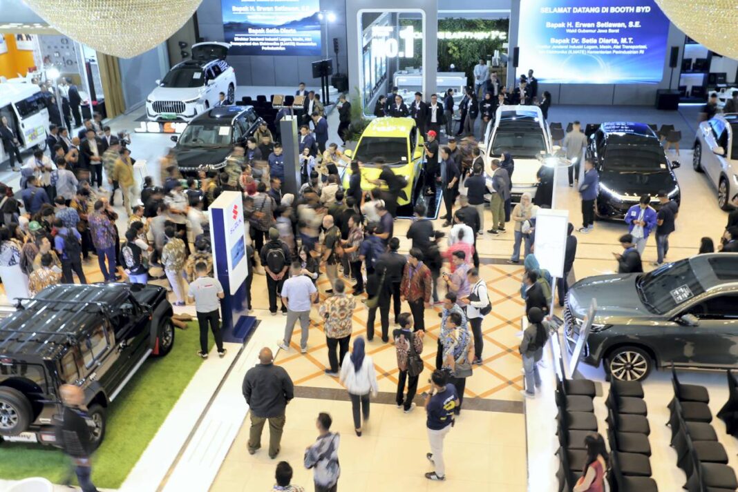 Pembukaan pameran otomotif Gaikindo Indonesia International Auto Show (GIIAS) 2025 di Sudirman Grand Ballroom, Bandung, Rabu (1/10).