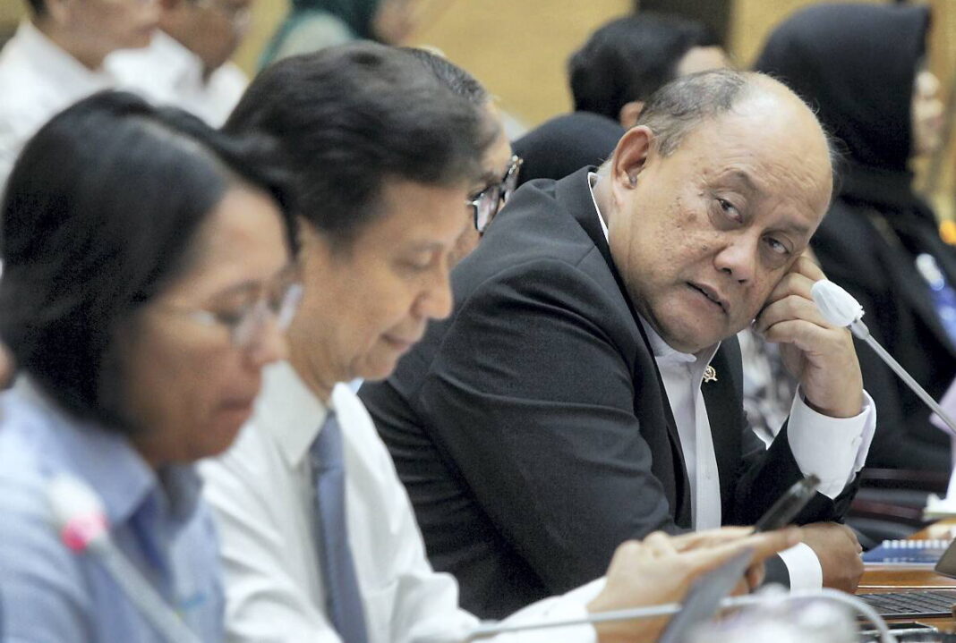 Kepala Badan Gizi Nasional (BGN) Dadan Hindayana mengikuti rapat kerja (Raker) dengan Komisi IX DPR, di Gedung Nusantara I, Kompleks Parlemen, Senayan, Jakarta, Rabu (10/1).