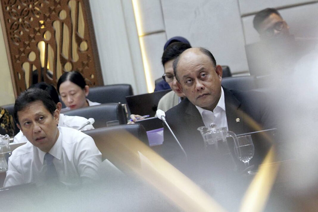 Kepala Badan Gizi Nasional (BGN) Dadan Hindayana mengikuti rapat kerja (Raker) dengan Komisi IX DPR, di Gedung Nusantara I, Kompleks Parlemen, Senayan, Jakarta, Rabu (10/1).