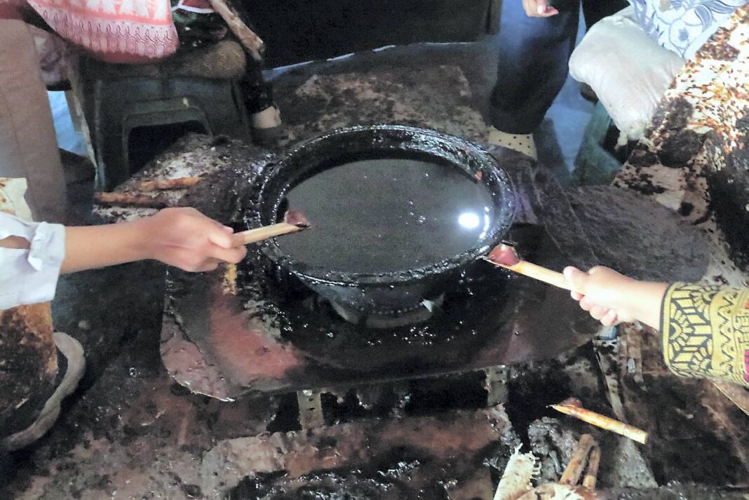 Murid TK Aceh Intercultural School belajar membatik menggunakan canting dalam peringatan Hari Batik Nasional di Rumoh Batik Aceh, kawasan Pagar Air, Kecamatan Ingin Jaya, Aceh Besar, Kamis (2/10).