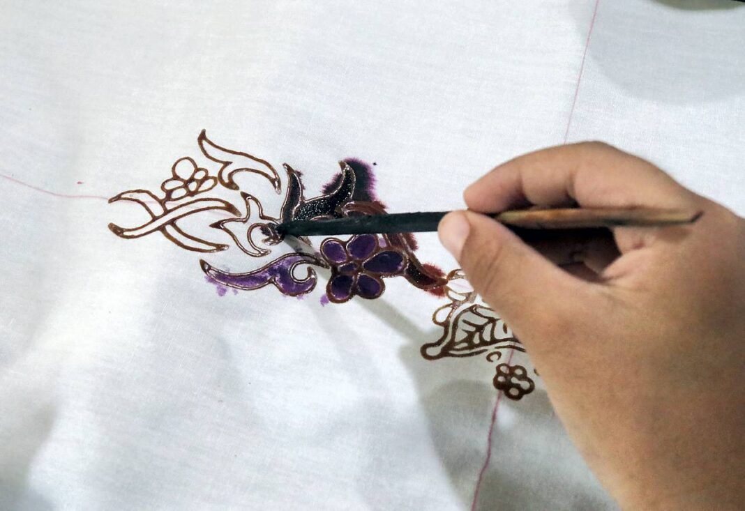 Murid TK Aceh Intercultural School belajar membatik menggunakan canting dalam peringatan Hari Batik Nasional di Rumoh Batik Aceh, kawasan Pagar Air, Kecamatan Ingin Jaya, Aceh Besar, Kamis (2/10).