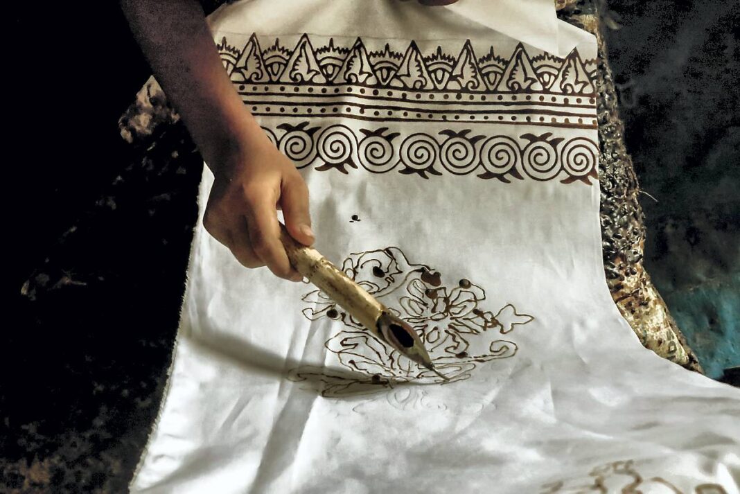 Murid TK Aceh Intercultural School belajar membatik menggunakan canting dalam peringatan Hari Batik Nasional di Rumoh Batik Aceh, kawasan Pagar Air, Kecamatan Ingin Jaya, Aceh Besar, Kamis (2/10).