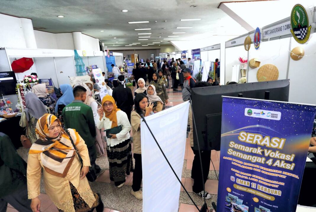 Pameran inovasi dan kewirausahaan dari Sekolah Menengah Kejuruan (SMK) se-Jawa Barat, di Sasana Budaya Ganesha, Bandung, Jawa Barat, Kamis (2/10).