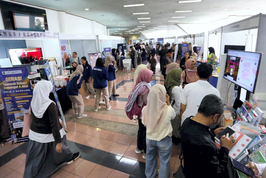 Pameran inovasi dan kewirausahaan dari Sekolah Menengah Kejuruan (SMK) se-Jawa Barat, di Sasana Budaya Ganesha, Bandung, Jawa Barat, Kamis (2/10).