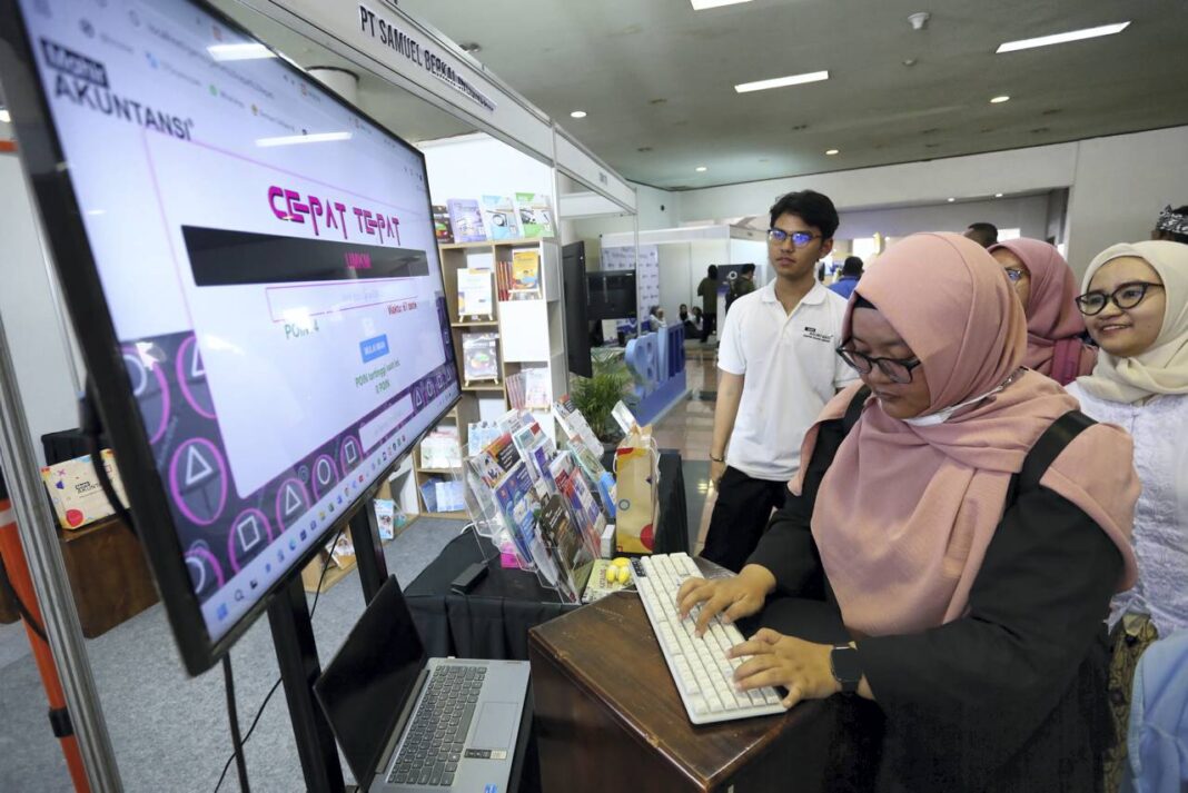 Pameran inovasi dan kewirausahaan dari Sekolah Menengah Kejuruan (SMK) se-Jawa Barat, di Sasana Budaya Ganesha, Bandung, Jawa Barat, Kamis (2/10).