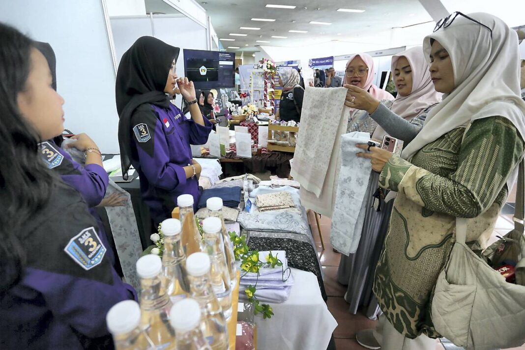 Pameran inovasi dan kewirausahaan dari Sekolah Menengah Kejuruan (SMK) se-Jawa Barat, di Sasana Budaya Ganesha, Bandung, Jawa Barat, Kamis (2/10).
