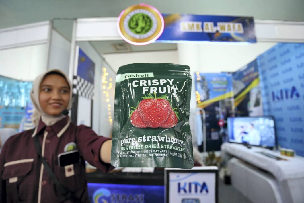 Pameran inovasi dan kewirausahaan dari Sekolah Menengah Kejuruan (SMK) se-Jawa Barat, di Sasana Budaya Ganesha, Bandung, Jawa Barat, Kamis (2/10).