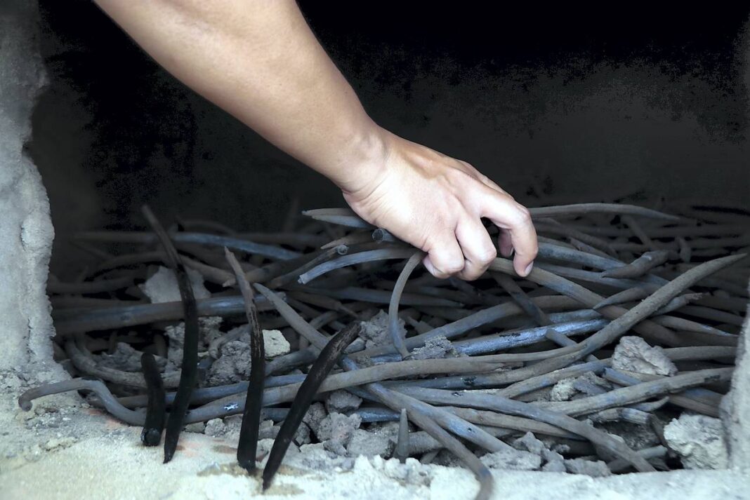 Tim Pengabdian Kepada Masyarakat Berbasis Produk Teknologi Tepat Guna (PKMBP-TTG) Fakultas Kelautan dan Perikanan (FKP) Universitas Syiah Kuala (USK) berkolaborasi dengan Kelompok Pemuda Peduli Mangrove Kutaraja (PEMANGKU) menciptakan inovasi lingkungan dengan mengolah propagul mangrove menjadi arang dan briket ramah lingkungan, Mangrove Park, Lampulo Banda Aceh, Jumat (3/10).