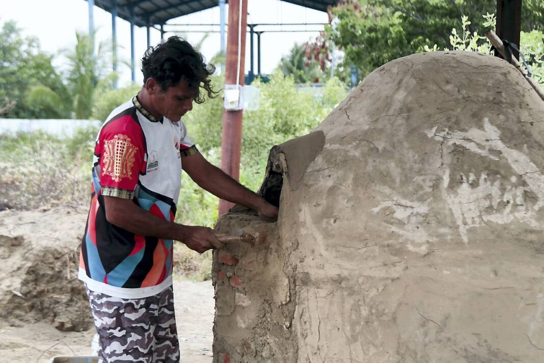 Tim Pengabdian Kepada Masyarakat Berbasis Produk Teknologi Tepat Guna (PKMBP-TTG) Fakultas Kelautan dan Perikanan (FKP) Universitas Syiah Kuala (USK) berkolaborasi dengan Kelompok Pemuda Peduli Mangrove Kutaraja (PEMANGKU) menciptakan inovasi lingkungan dengan mengolah propagul mangrove menjadi arang dan briket ramah lingkungan, Mangrove Park, Lampulo Banda Aceh, Jumat (3/10).
