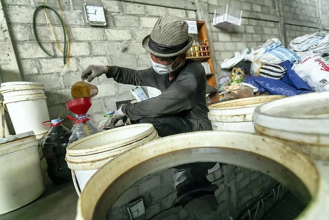 Kelompok Usaha Pengelolaan Sampah (KUPAS) mengolah sampah plastik secara mandiri menjadi Bahan Bakar Minyak (BBM) sebagai inovasi ramah lingkungan, di Tempat Pembuangan Sampah (TPS) Panggungharjo, Bantul, Yogyakarta, Sabtu (4/10).