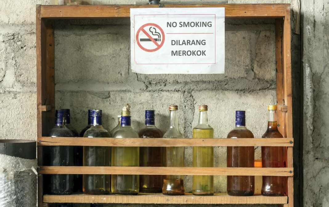 Kelompok Usaha Pengelolaan Sampah (KUPAS) mengolah sampah plastik secara mandiri menjadi Bahan Bakar Minyak (BBM) sebagai inovasi ramah lingkungan, di Tempat Pembuangan Sampah (TPS) Panggungharjo, Bantul, Yogyakarta, Sabtu (4/10).