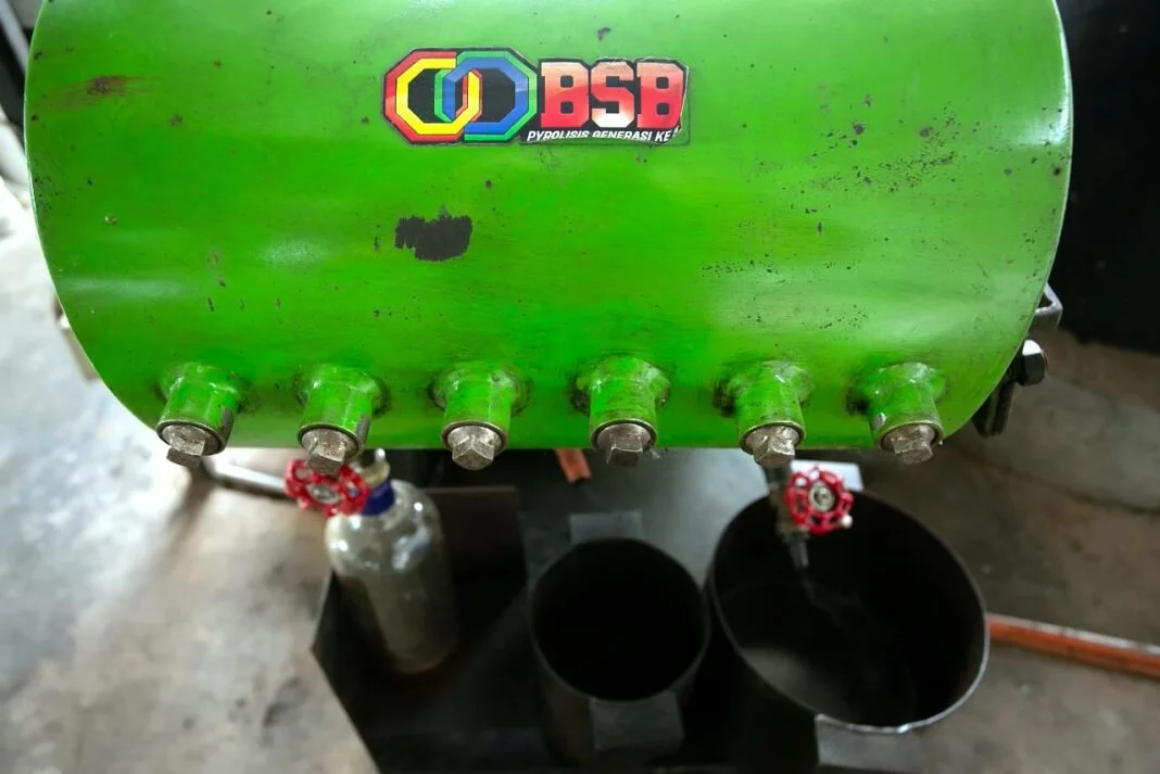 Kelompok Usaha Pengelolaan Sampah (KUPAS) mengolah sampah plastik secara mandiri menjadi Bahan Bakar Minyak (BBM) sebagai inovasi ramah lingkungan, di Tempat Pembuangan Sampah (TPS) Panggungharjo, Bantul, Yogyakarta, Sabtu (4/10).