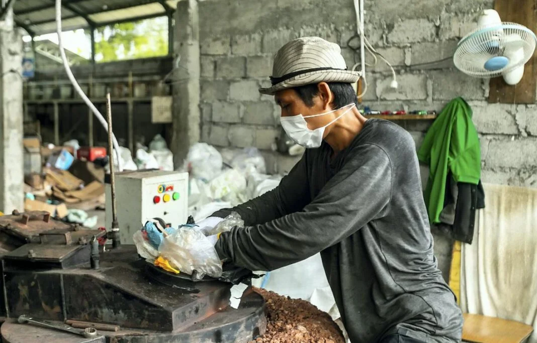 Kelompok Usaha Pengelolaan Sampah (KUPAS) mengolah sampah plastik secara mandiri menjadi Bahan Bakar Minyak (BBM) sebagai inovasi ramah lingkungan, di Tempat Pembuangan Sampah (TPS) Panggungharjo, Bantul, Yogyakarta, Sabtu (4/10).