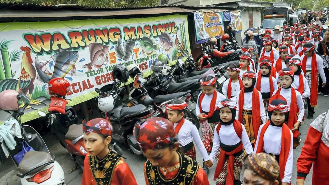 Pawai budaya Sembrani Bumi Nusantara, di kawasan Lidah Wetan, Surabaya, Jawa Timur, Minggu (5/10).