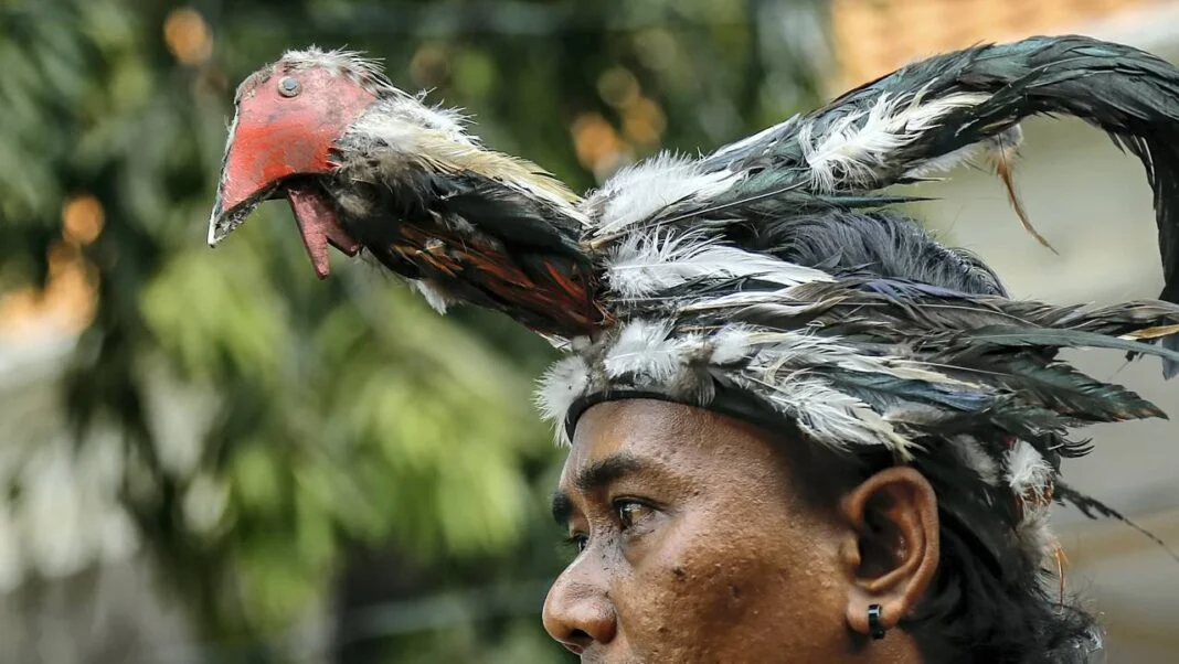 Pawai budaya Sembrani Bumi Nusantara, di kawasan Lidah Wetan, Surabaya, Jawa Timur, Minggu (5/10).