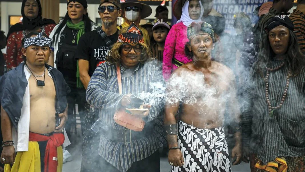 Pawai budaya Sembrani Bumi Nusantara, di kawasan Lidah Wetan, Surabaya, Jawa Timur, Minggu (5/10).