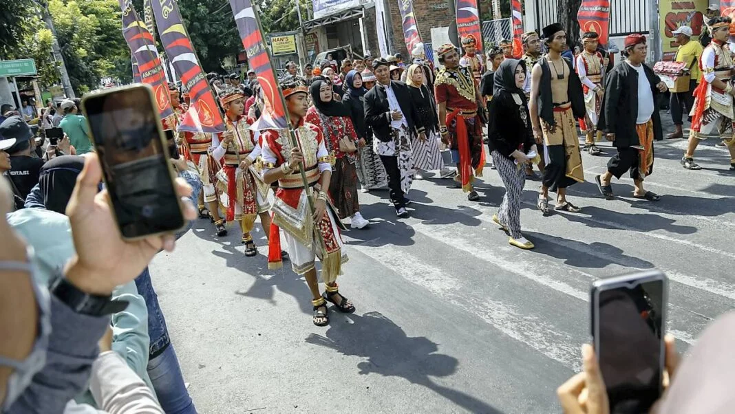 Pawai budaya Sembrani Bumi Nusantara, di kawasan Lidah Wetan, Surabaya, Jawa Timur, Minggu (5/10).