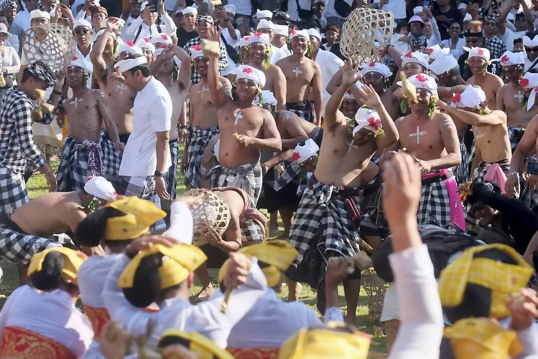 Tradisi Aci Tabuh Rah Pengangon atau Tradisi Perang Ketupat, di Desa Kapal, Badung, Bali, Senin (6/10).