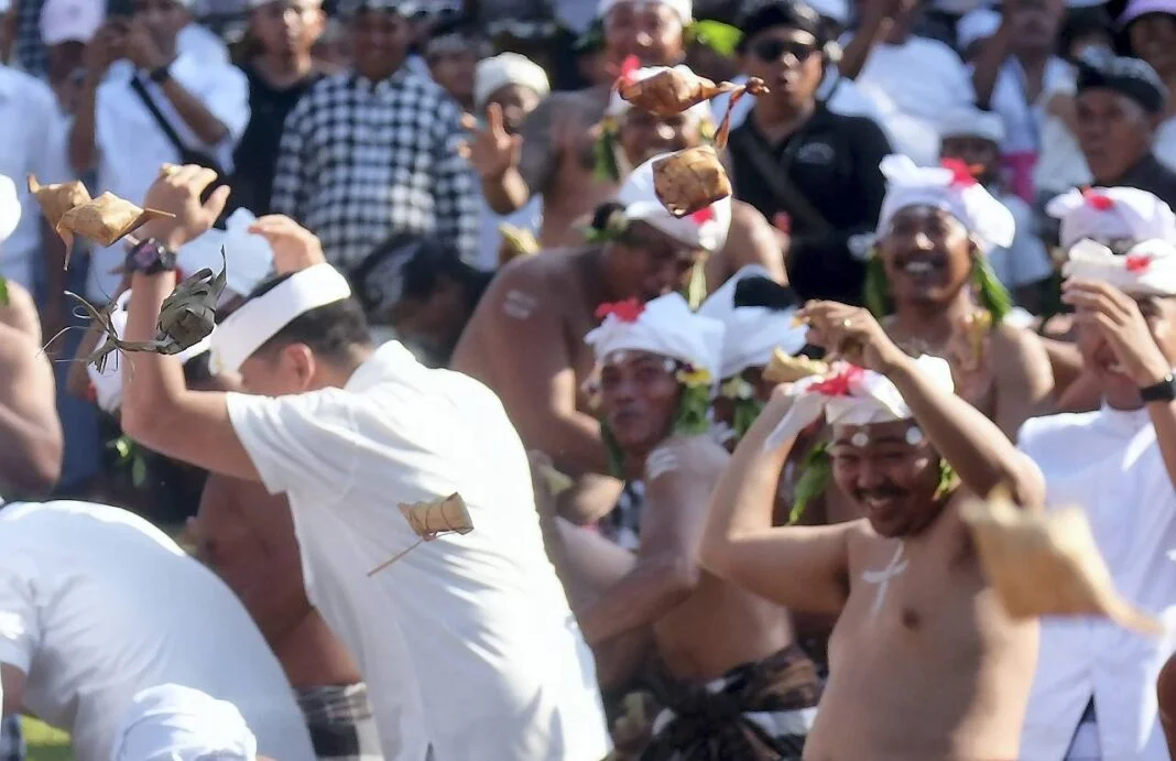 Tradisi Aci Tabuh Rah Pengangon atau Tradisi Perang Ketupat, di Desa Kapal, Badung, Bali, Senin (6/10).