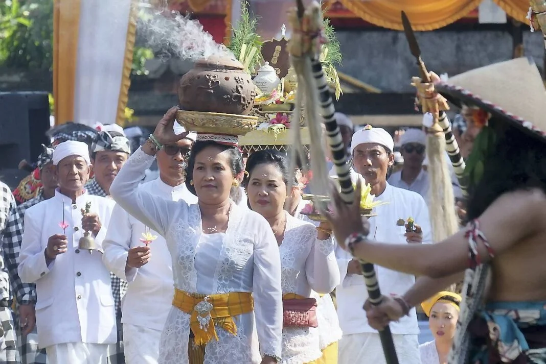 Tradisi Aci Tabuh Rah Pengangon atau Tradisi Perang Ketupat, di Desa Kapal, Badung, Bali, Senin (6/10).
