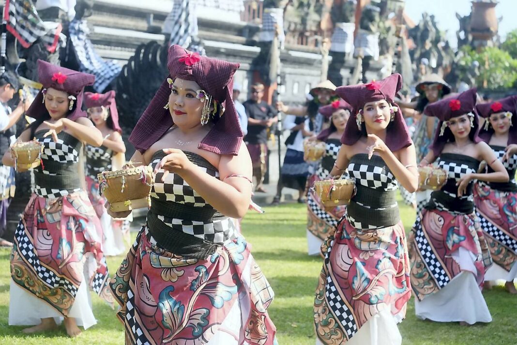 Tradisi Aci Tabuh Rah Pengangon atau Tradisi Perang Ketupat, di Desa Kapal, Badung, Bali, Senin (6/10).