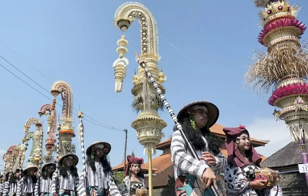 Tradisi Aci Tabuh Rah Pengangon atau Tradisi Perang Ketupat, di Desa Kapal, Badung, Bali, Senin (6/10).