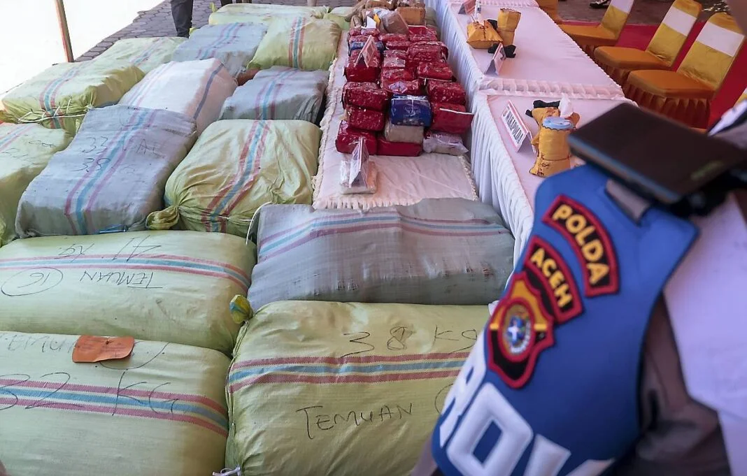 Kepolisian Daerah (Polda) Aceh memusnahkan narkotika jenis ganja seberat 1,3 ton dan sabu seberat 80,5 kilogram (kg) di area gedung Polda Aceh, Banda Aceh, Senin (6/10).