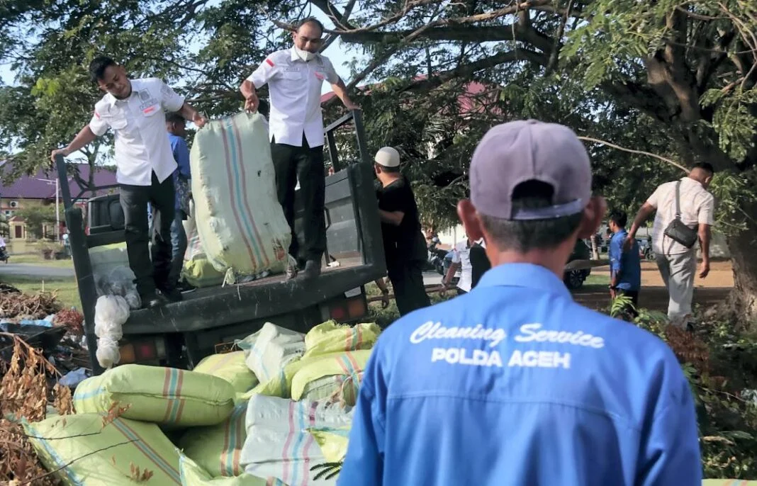 Kepolisian Daerah (Polda) Aceh memusnahkan narkotika jenis ganja seberat 1,3 ton dan sabu seberat 80,5 kilogram, di Polda Aceh, Banda Aceh, Senin (6/10).