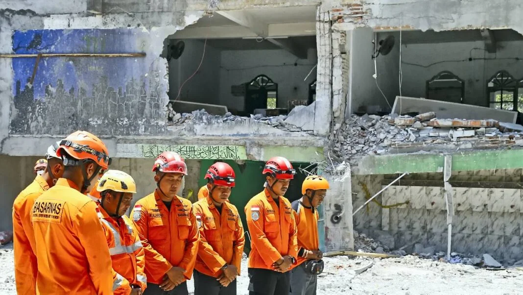 Sejumlah petugas tim gabungan evakuasi pencarian korban robohnya bangunan musola Pondok Pesantren (Ponpes) Al Khoziny melihat kondisi terakhir area evakuasi yang telah selesai dibersihkan di Buduran Sidoarjo, Jawa Timur, Selasa (7/10).