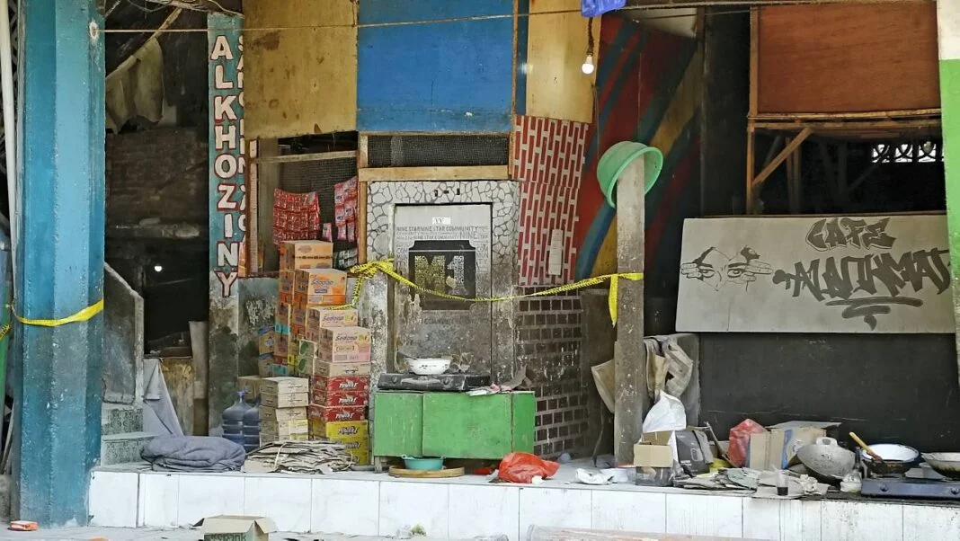 Sejumlah petugas tim gabungan evakuasi pencarian korban robohnya bangunan musola Pondok Pesantren (Ponpes) Al Khoziny melihat kondisi terakhir area evakuasi yang telah selesai dibersihkan di Buduran Sidoarjo, Jawa Timur, Selasa (7/10).