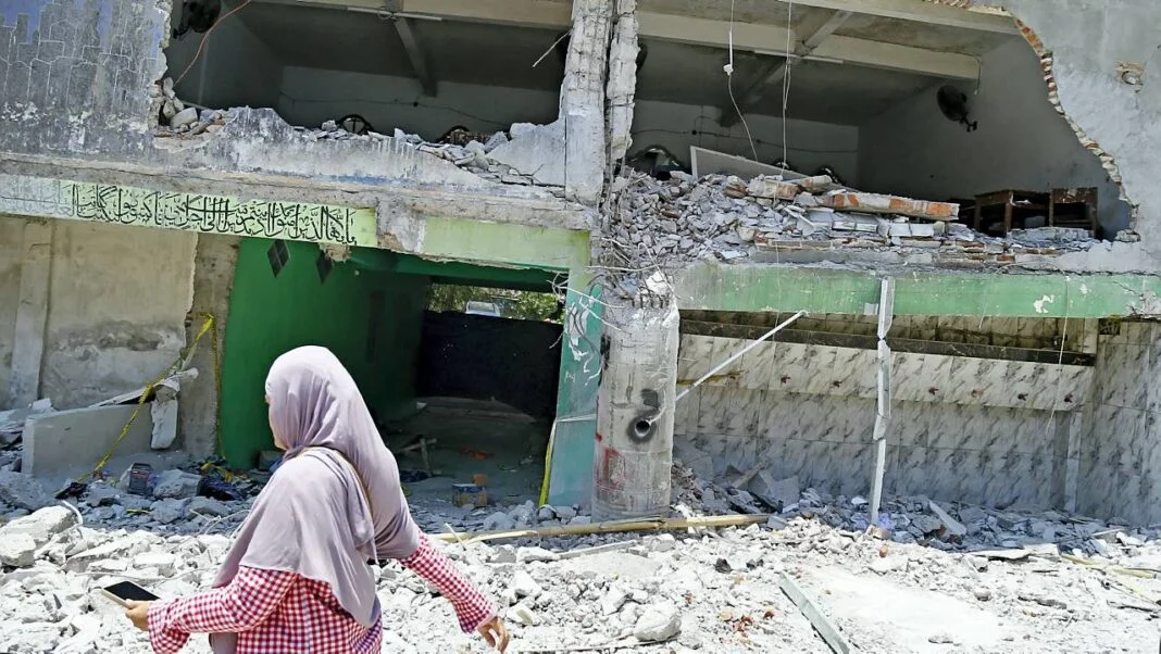 Sejumlah petugas tim gabungan evakuasi pencarian korban robohnya bangunan musola Pondok Pesantren (Ponpes) Al Khoziny melihat kondisi terakhir area evakuasi yang telah selesai dibersihkan di Buduran Sidoarjo, Jawa Timur, Selasa (7/10).