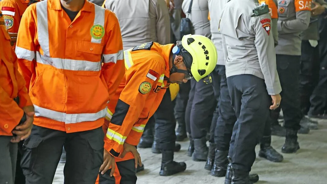 Sejumlah petugas tim gabungan evakuasi pencarian korban robohnya bangunan musola Pondok Pesantren (Ponpes) Al Khoziny melihat kondisi terakhir area evakuasi yang telah selesai dibersihkan di Buduran Sidoarjo, Jawa Timur, Selasa (7/10).