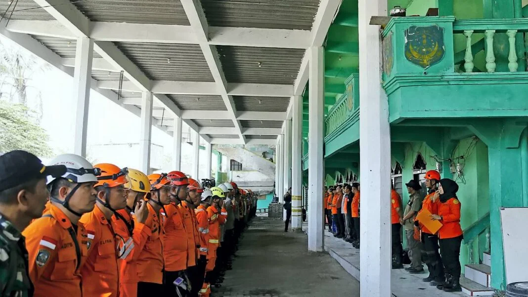Sejumlah petugas tim gabungan evakuasi pencarian korban robohnya bangunan musola Pondok Pesantren (Ponpes) Al Khoziny melihat kondisi terakhir area evakuasi yang telah selesai dibersihkan di Buduran Sidoarjo, Jawa Timur, Selasa (7/10).