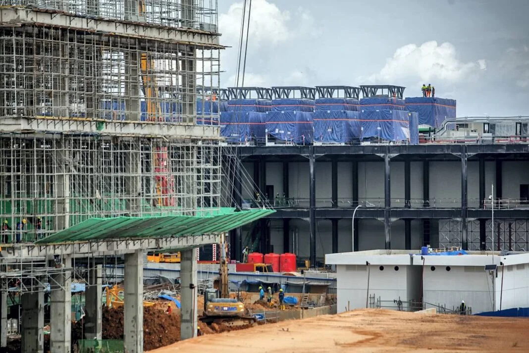 Sejumlah pekerja menyelesaikan pembangunan salah satu gedung Data Center, di Kawasan Ekonomi Khusus (KEK) Nongsa, Batam, Kepulauan Riau, Rabu (8/10).